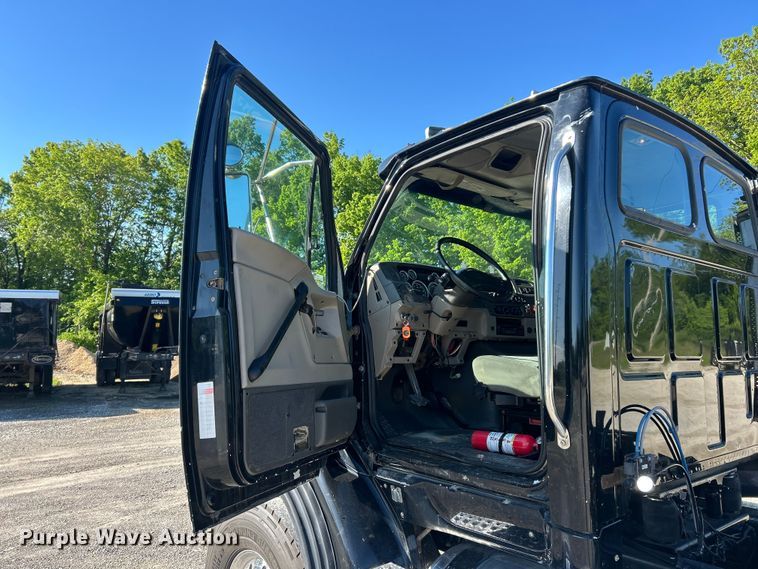 image for item FC2593 2007 Sterling L9500 roll-off container truck