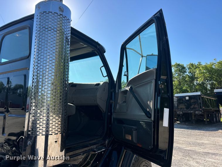 image for item FC2593 2007 Sterling L9500 roll-off container truck