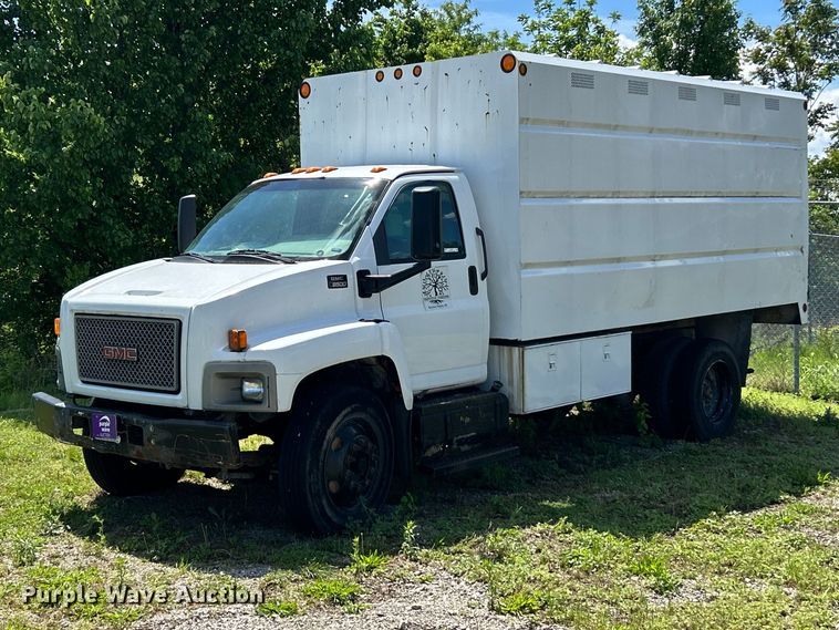 image for item FC5476 2004 GMC C8500 chipper truck