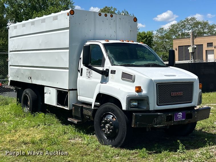 image for item FC5476 2004 GMC C8500 chipper truck