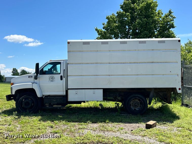 image for item FC5476 2004 GMC C8500 chipper truck