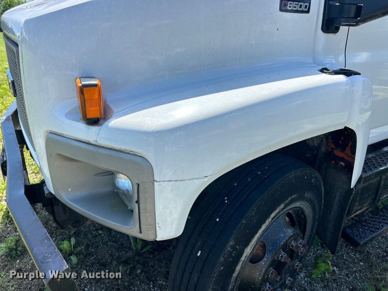 image for item FC5476 2004 GMC C8500 chipper truck
