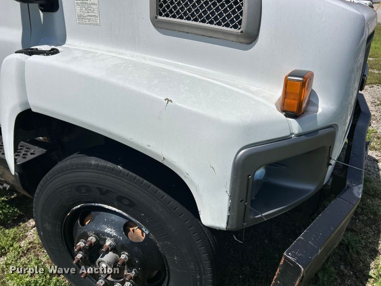 image for item FC5476 2004 GMC C8500 chipper truck