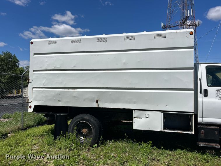 image for item FC5476 2004 GMC C8500 chipper truck