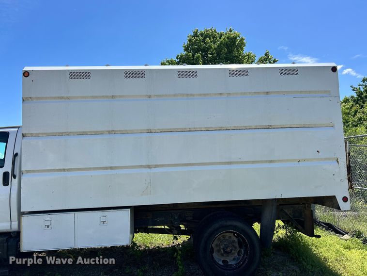 image for item FC5476 2004 GMC C8500 chipper truck