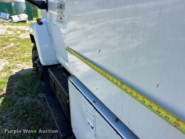 image for item FC5476 2004 GMC C8500 chipper truck