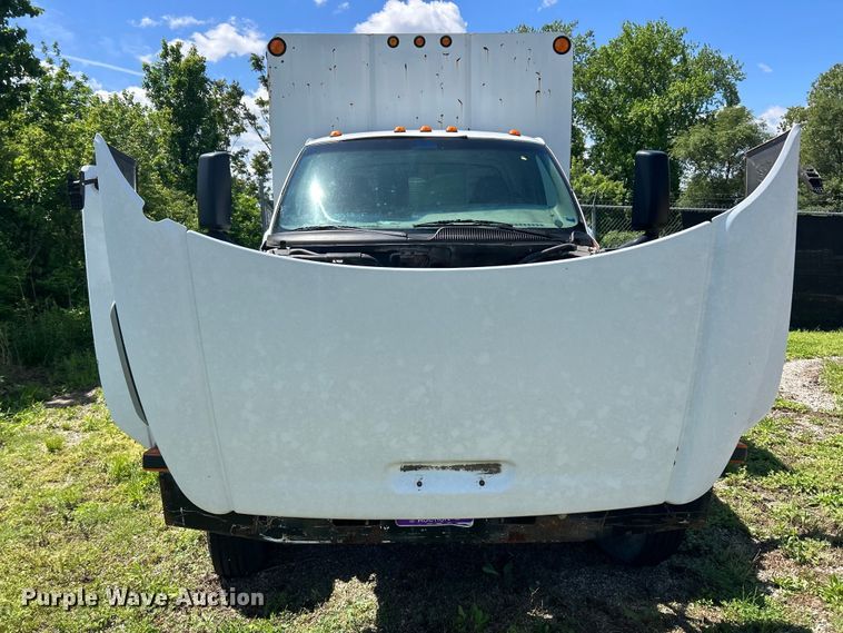 image for item FC5476 2004 GMC C8500 chipper truck