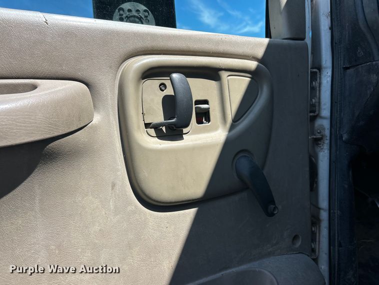 image for item FC5476 2004 GMC C8500 chipper truck