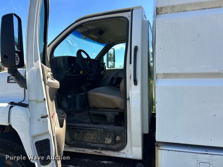 image for item FC5476 2004 GMC C8500 chipper truck