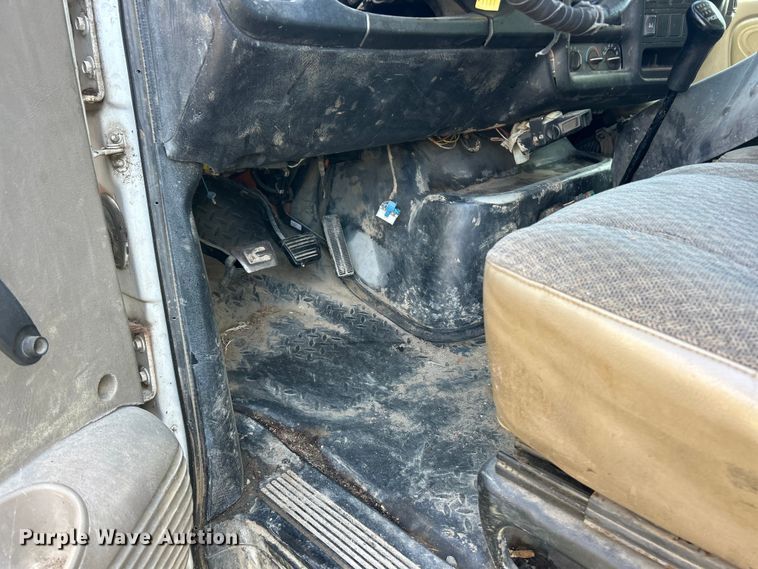 image for item FC5476 2004 GMC C8500 chipper truck