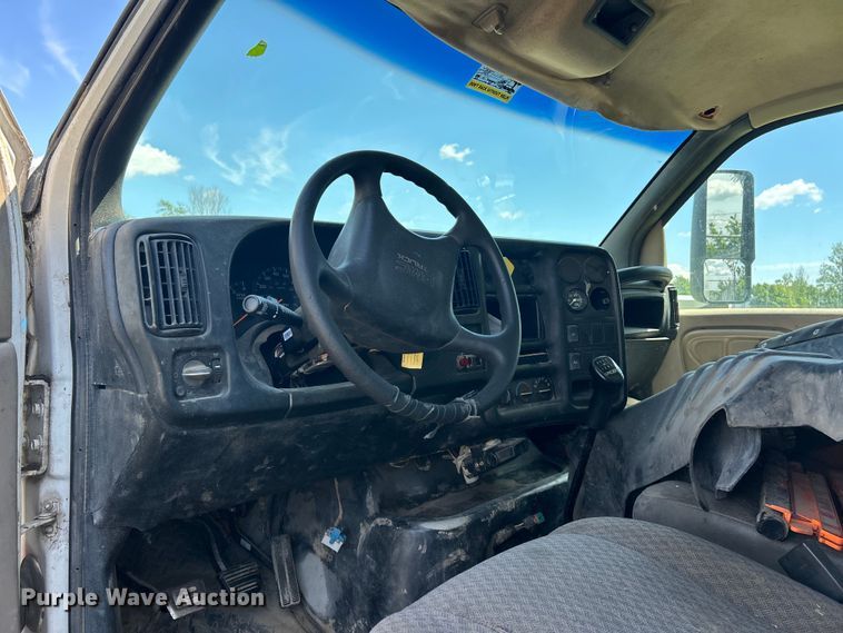 image for item FC5476 2004 GMC C8500 chipper truck