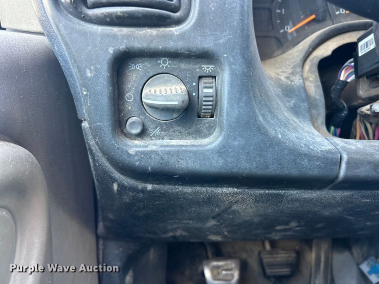 image for item FC5476 2004 GMC C8500 chipper truck