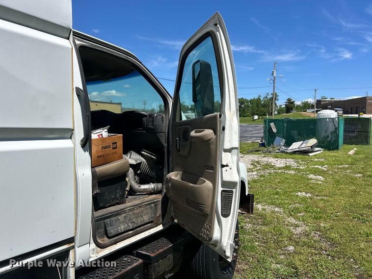 image for item FC5476 2004 GMC C8500 chipper truck