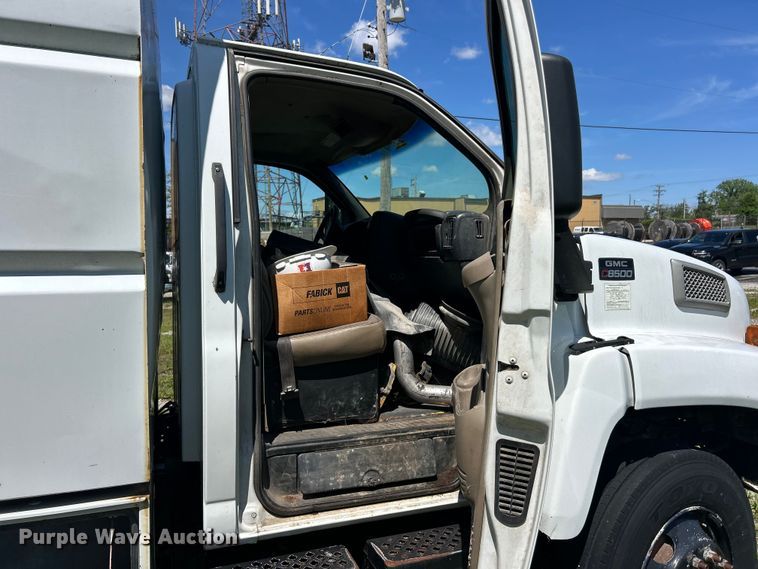 image for item FC5476 2004 GMC C8500 chipper truck