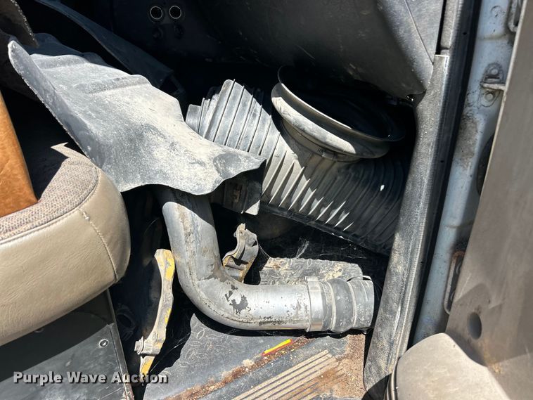 image for item FC5476 2004 GMC C8500 chipper truck