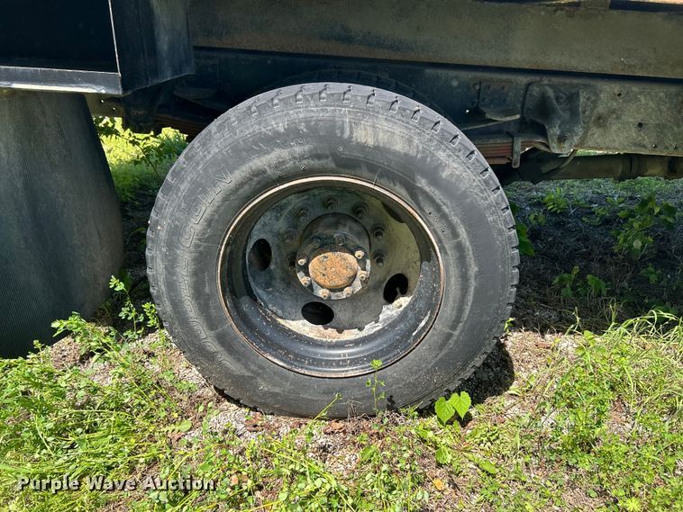 image for item FC5476 2004 GMC C8500 chipper truck