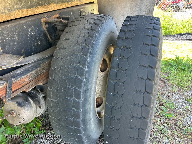 image for item FC5476 2004 GMC C8500 chipper truck