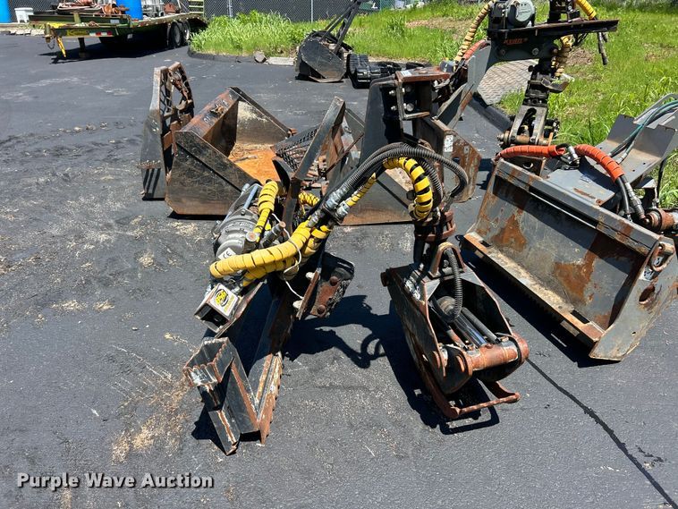 image for item FC5482 Beaver Squeezer Grapple skid steer grapple