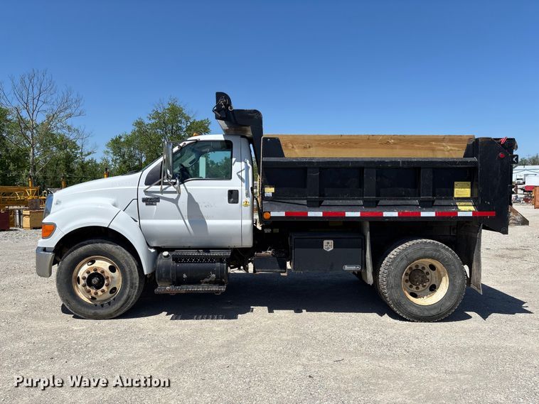 image for item FC5580 2011 Ford F750 Super Duty XL dump truck