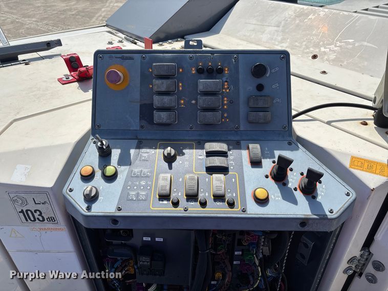 image for item FC5592 2016 Wirtgen W120CFi milling machine