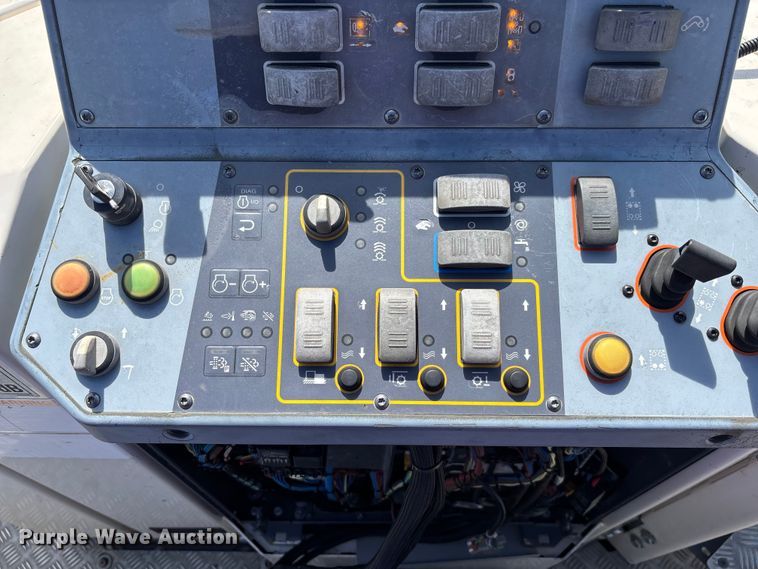 image for item FC5592 2016 Wirtgen W120CFi milling machine