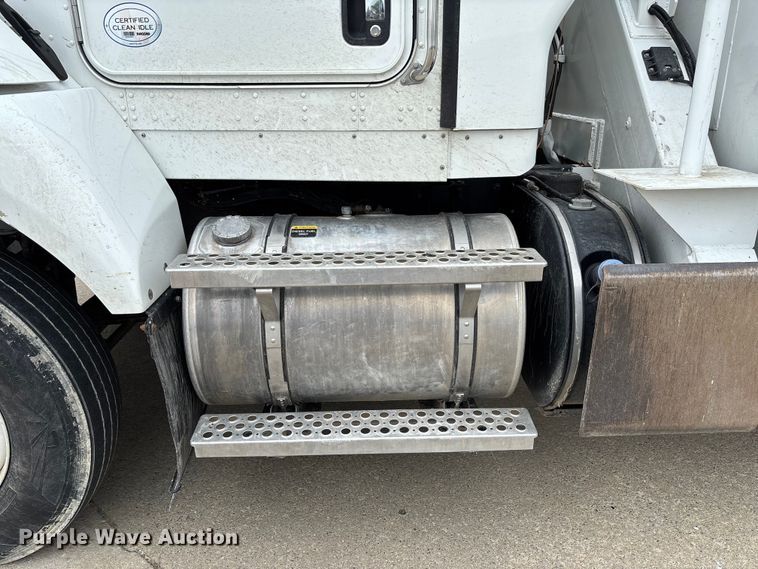 image for item FC5600 2014 Kenworth T400 bucket truck