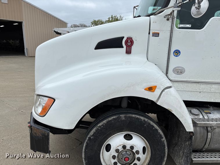 image for item FC5600 2014 Kenworth T400 bucket truck