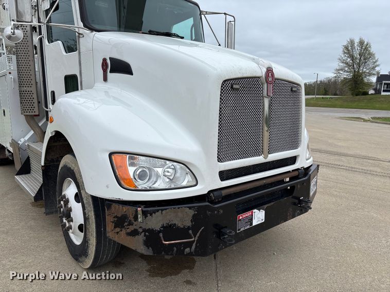 image for item FC5600 2014 Kenworth T400 bucket truck