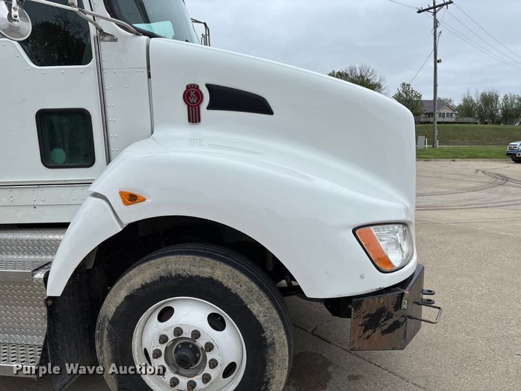 image for item FC5600 2014 Kenworth T400 bucket truck