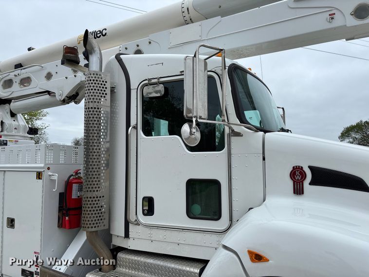 image for item FC5600 2014 Kenworth T400 bucket truck