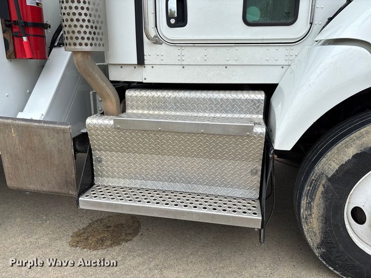 image for item FC5600 2014 Kenworth T400 bucket truck