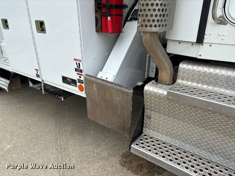 image for item FC5600 2014 Kenworth T400 bucket truck