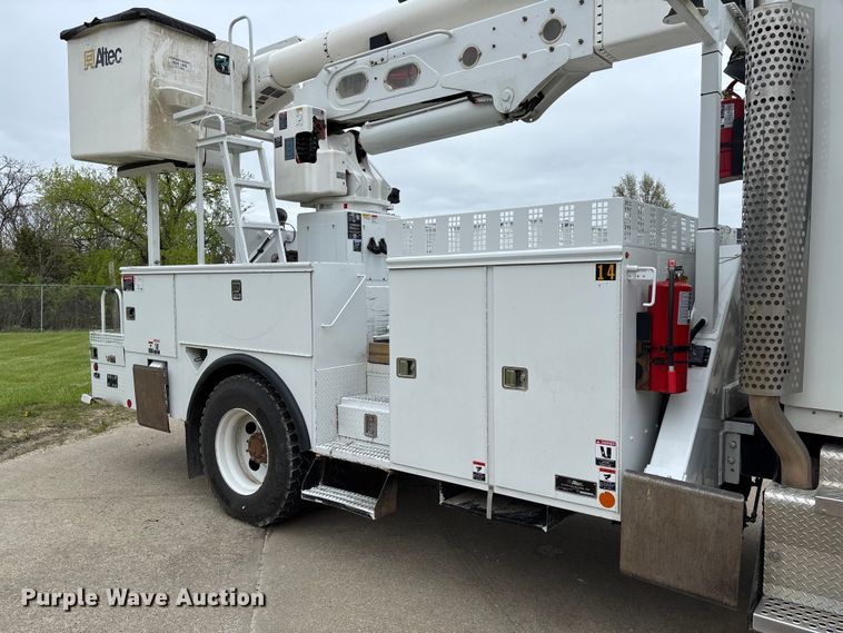 image for item FC5600 2014 Kenworth T400 bucket truck