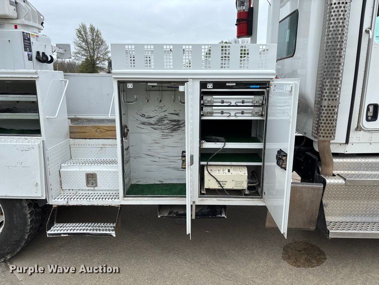 image for item FC5600 2014 Kenworth T400 bucket truck