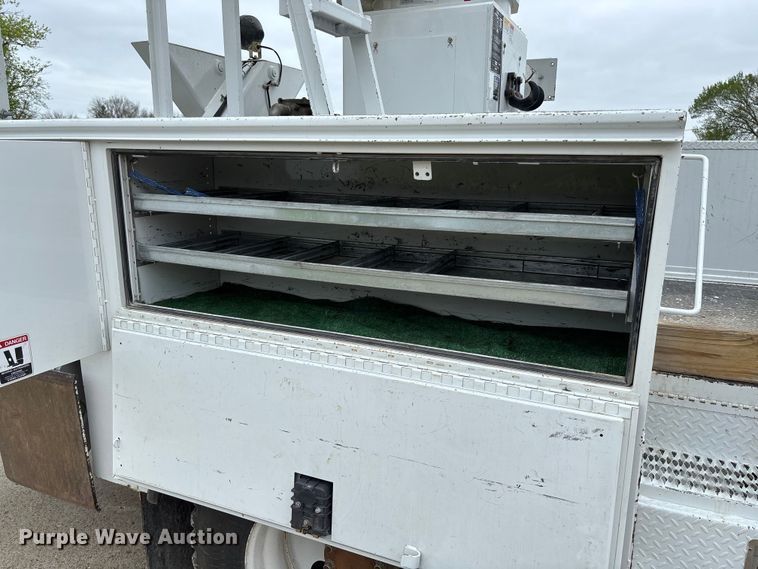 image for item FC5600 2014 Kenworth T400 bucket truck