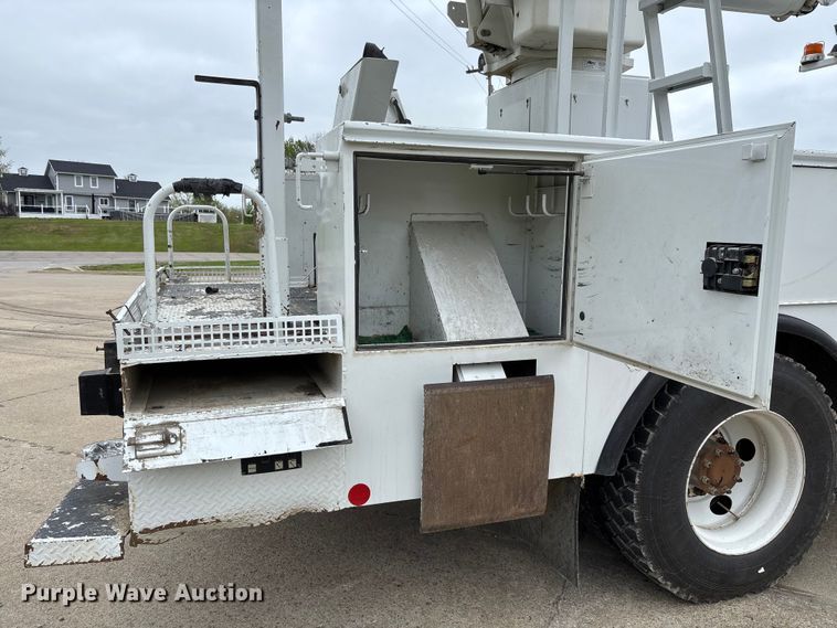 image for item FC5600 2014 Kenworth T400 bucket truck