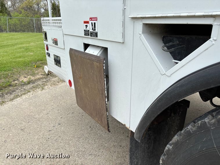 image for item FC5600 2014 Kenworth T400 bucket truck