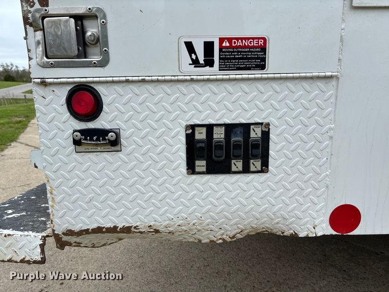 image for item FC5600 2014 Kenworth T400 bucket truck