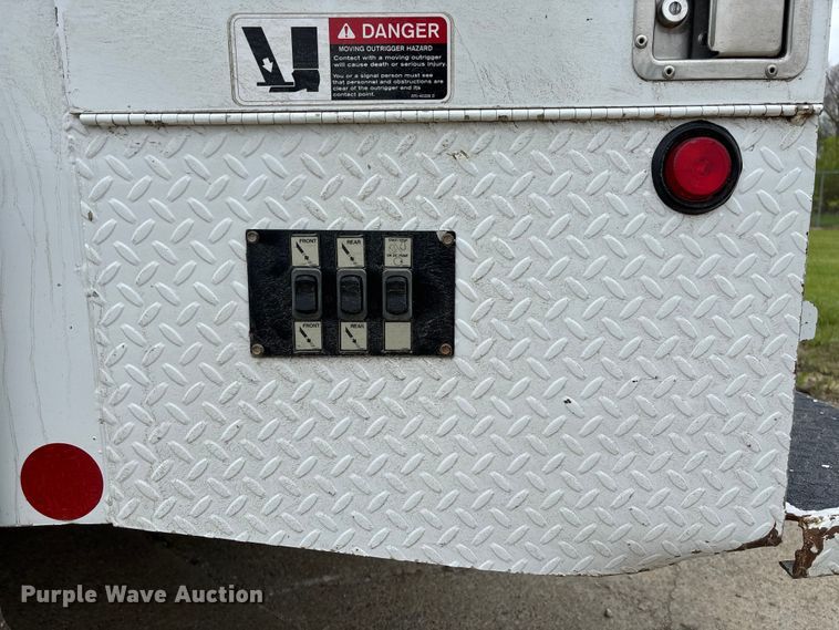 image for item FC5600 2014 Kenworth T400 bucket truck