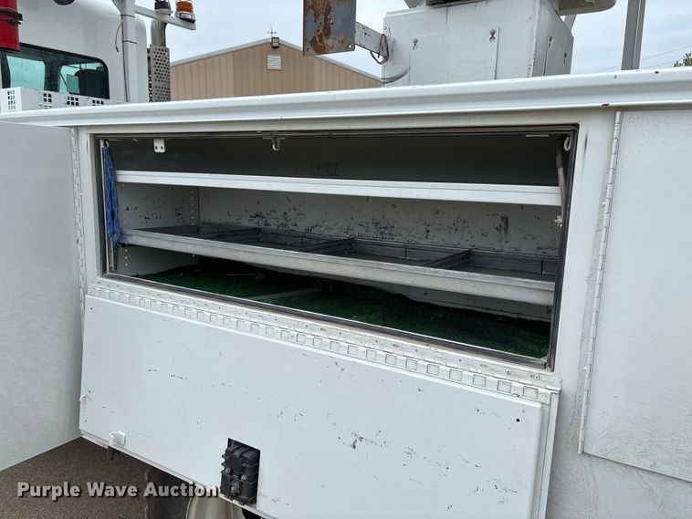 image for item FC5600 2014 Kenworth T400 bucket truck