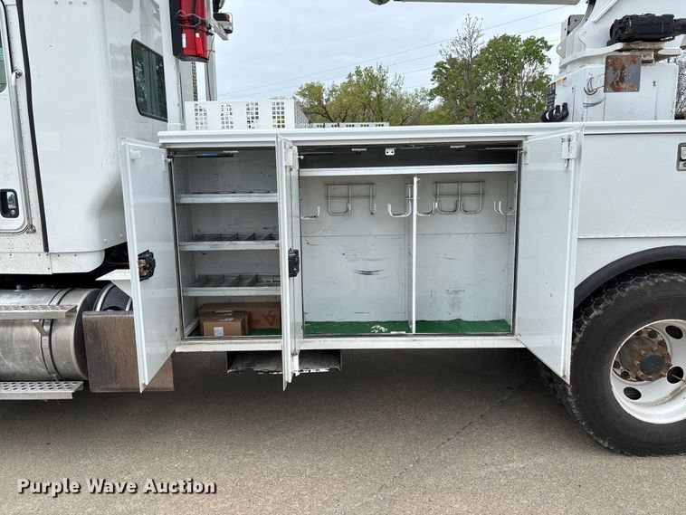 image for item FC5600 2014 Kenworth T400 bucket truck