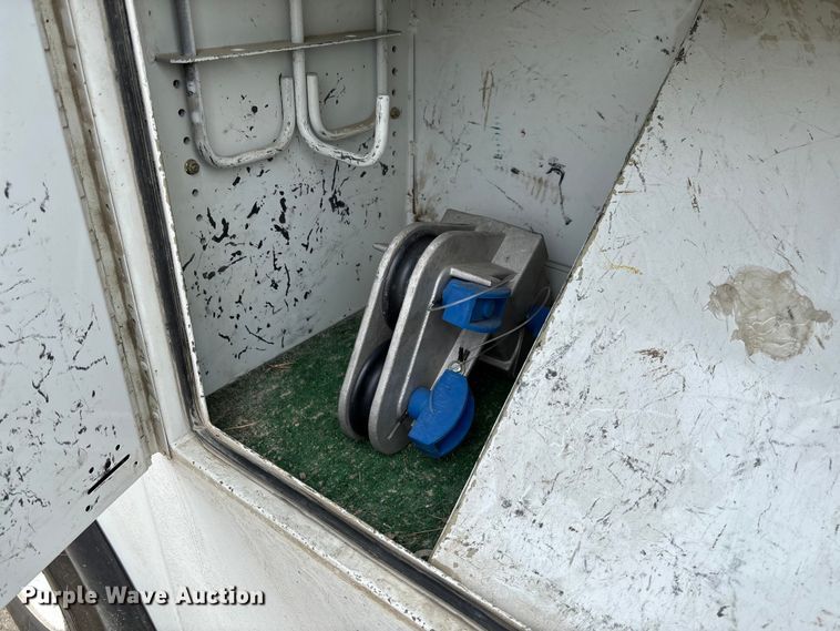 image for item FC5600 2014 Kenworth T400 bucket truck