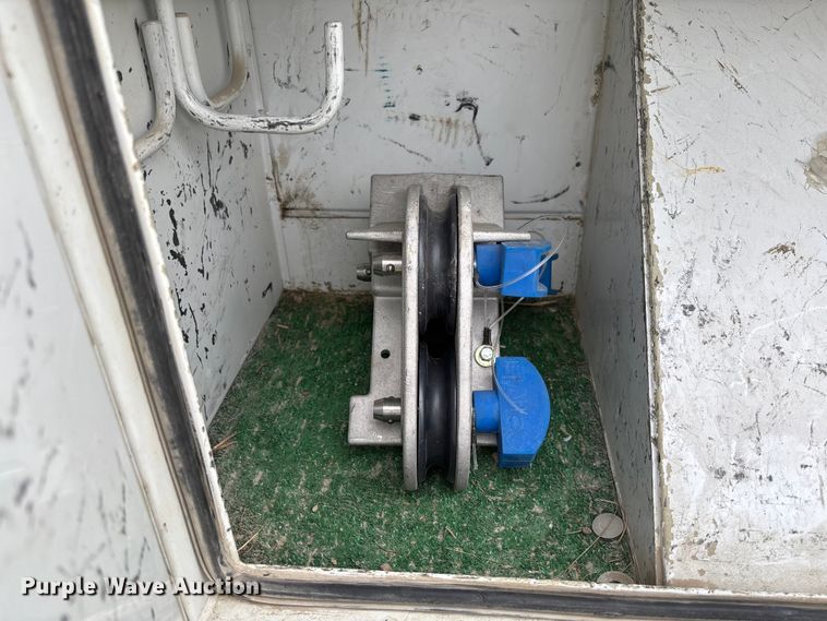 image for item FC5600 2014 Kenworth T400 bucket truck