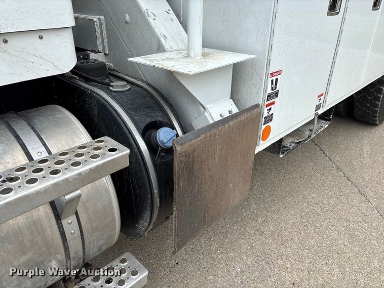 image for item FC5600 2014 Kenworth T400 bucket truck