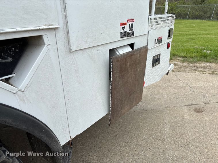 image for item FC5600 2014 Kenworth T400 bucket truck