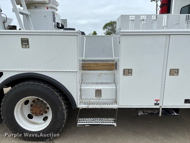 image for item FC5600 2014 Kenworth T400 bucket truck