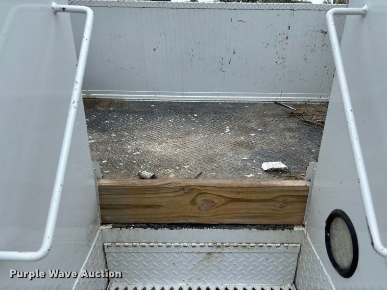 image for item FC5600 2014 Kenworth T400 bucket truck