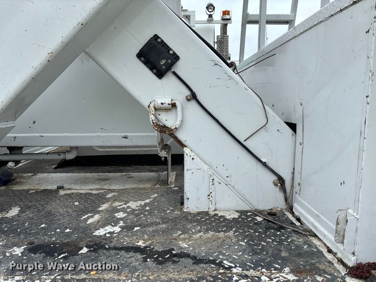 image for item FC5600 2014 Kenworth T400 bucket truck