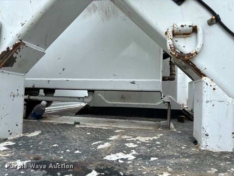 image for item FC5600 2014 Kenworth T400 bucket truck