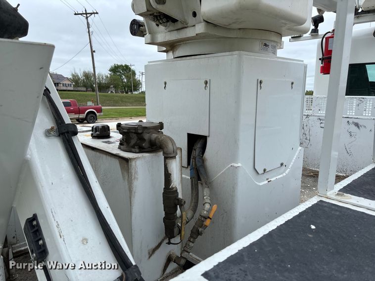 image for item FC5600 2014 Kenworth T400 bucket truck